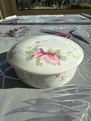 Bonbonnière ou autre en porcelaine l