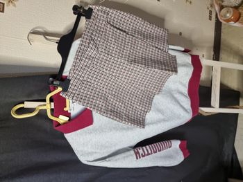 Ensemble fille composé d'une jupe short XS et d'un pull harry Potter XXS