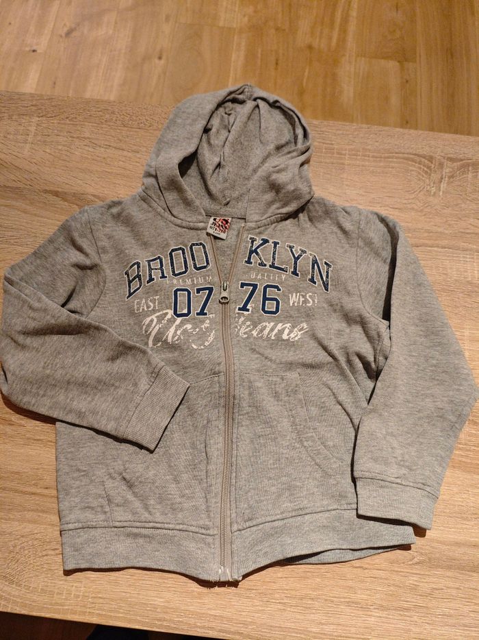 Veste grise à capuche