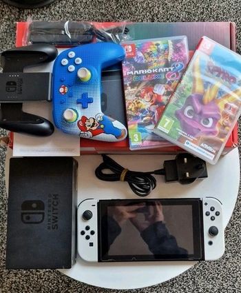Nintendo Switch V1 + x2 jeux et carte microSD 128 Go + manette filaire Mario