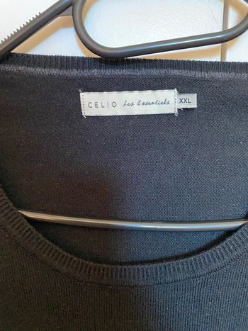 Pull noir avec rond gris au niveau des coudes