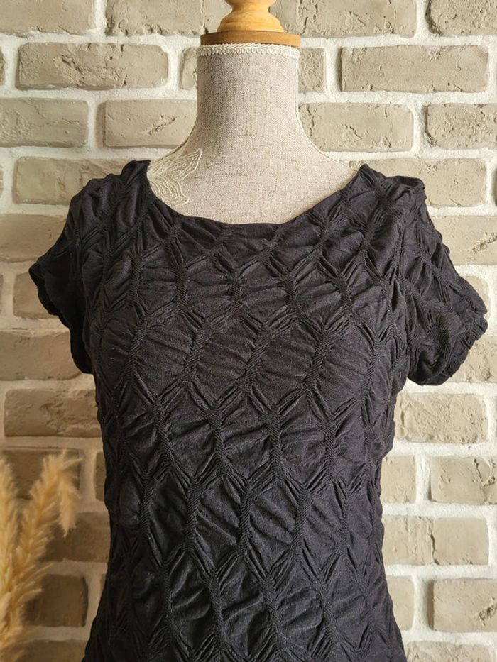 Petite robe noire Zara tissu texturé - photo numéro 2