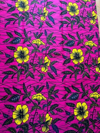 Coupon tissu wax rose à fleurs jaunes 