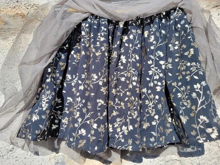 Gémo, jupe de fêtes, tulle,motifs feuilles dorées sur noire, 10 ans - photo numéro 3