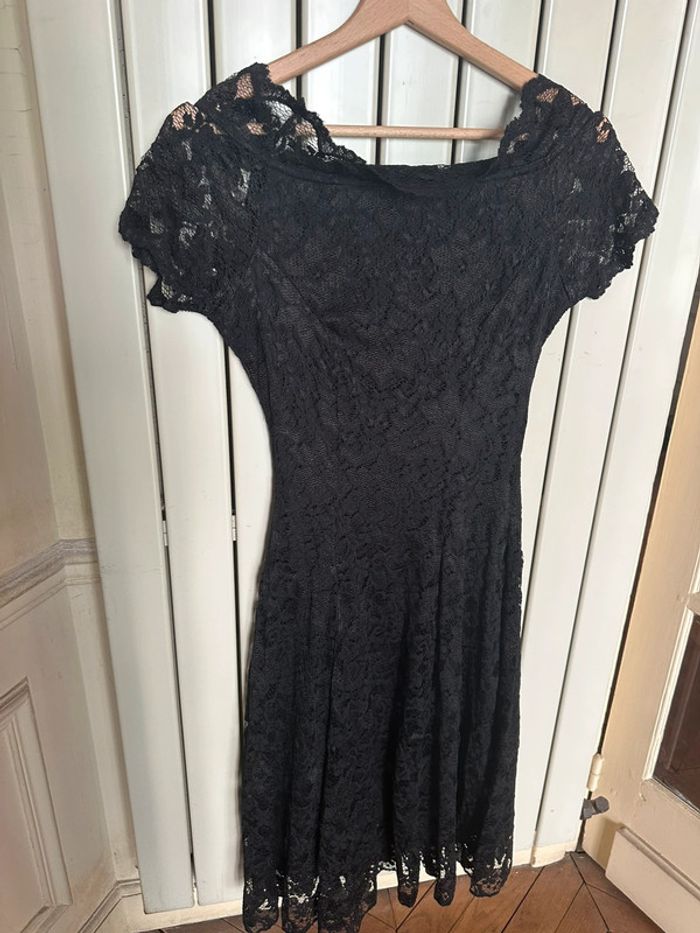 Petite robe noire en dentelle off the shoulders Made in the uk neuve - photo numéro 3