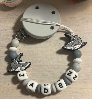 Attache tétine requin