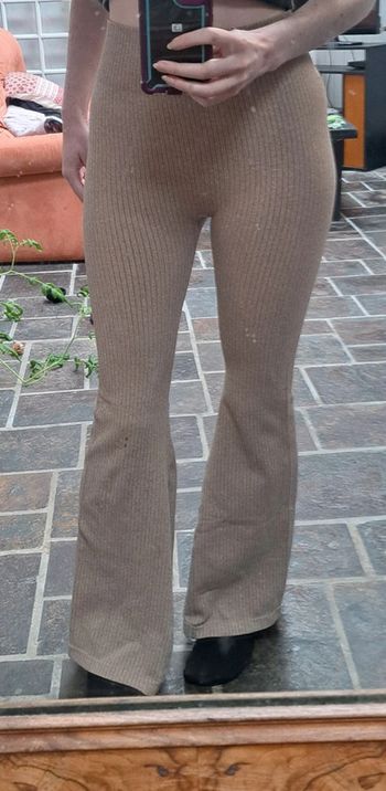 Pantalon legging bas évasé flare. En maille beige.
🌸 neuf.
🌸 Taille M