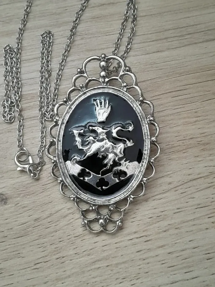 Collier porté par Rosalie dans la Saga Twilight - photo numéro 2