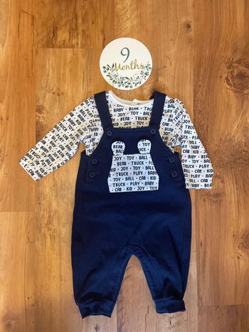 Ensemble t-shirt salopette taille 9 mois