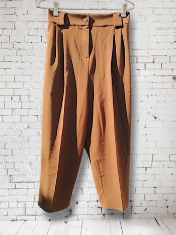 Pantalon carotte avec pinces couleur camel