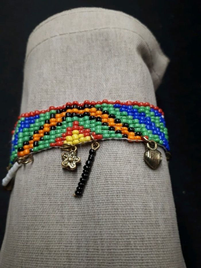 Bracelet avec breloques et perles