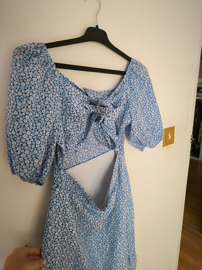 Robe bleu à motif fleur blanche ouverte au milieu taille M - photo numéro 2
