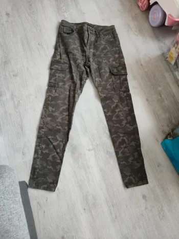 Jeans motif militaire