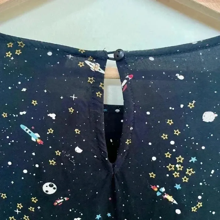 Blouse noire Jennyfer M imprimé espace, fusées & étoiles, manches longues, détail volanté V018 - photo numéro 7