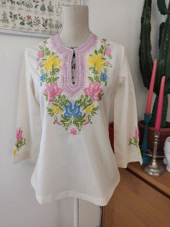Blouse vintage écrue brodée , broderies multicolore