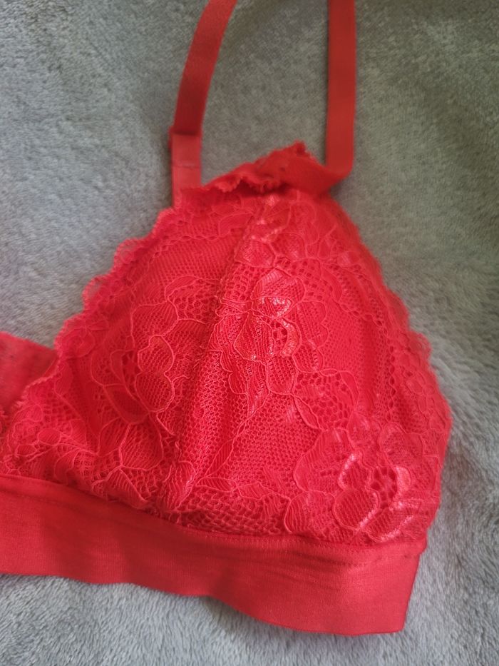 Soutien-gorge rouge - photo numéro 2