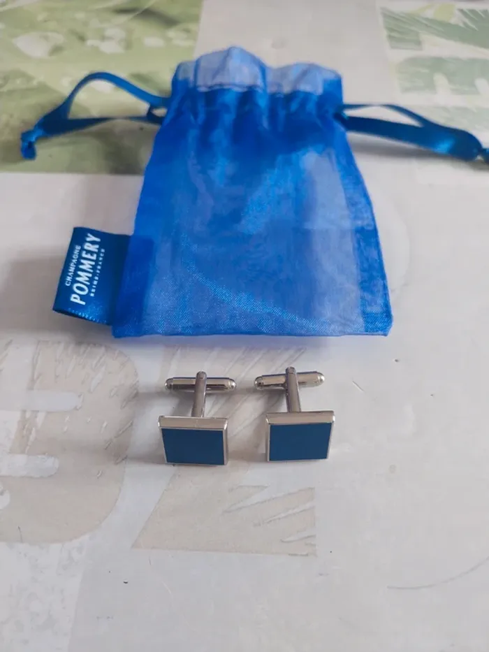 Jolis boutons de manchette Pommery NEUFS