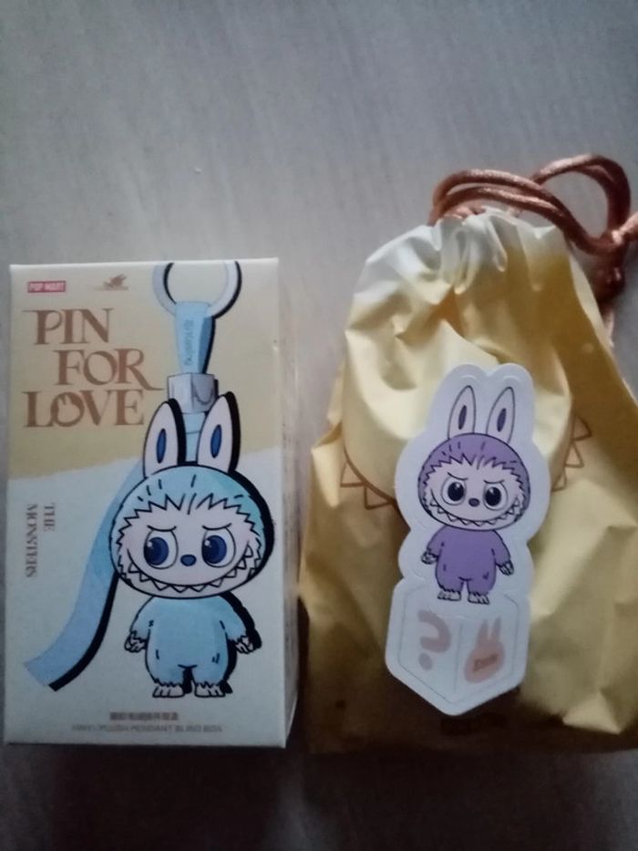 pop mart the monsters labubu pin for love point interrogtion ? - photo numéro 2
