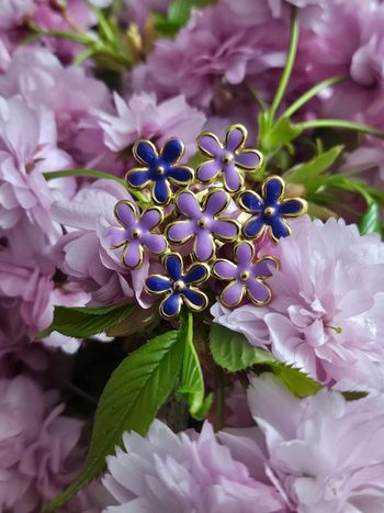 Bague ajustable avec petites fleurs teinte violette