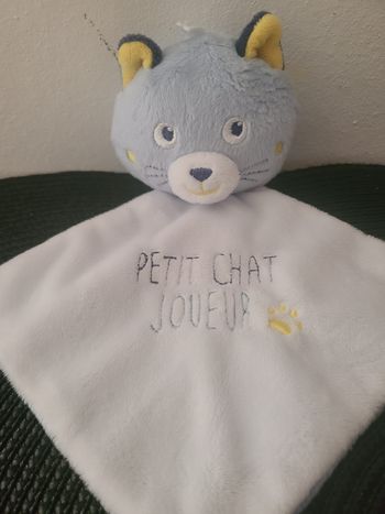 Doudou chat bleu et blanc Petit chat joueur sucre d'orge 44