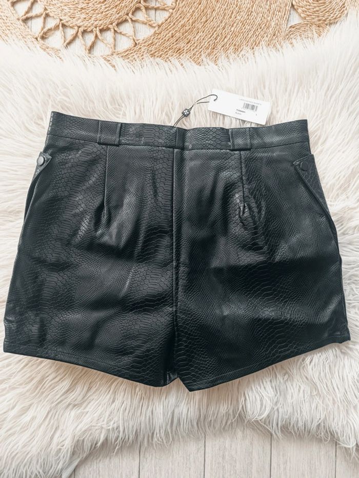 Short noir taille haute simili cuir imprimé écaille Taille L Molly Bracken Neuf avec étiquette - photo numéro 3