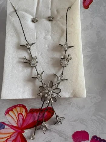 Parure boucles d’oreilles collier