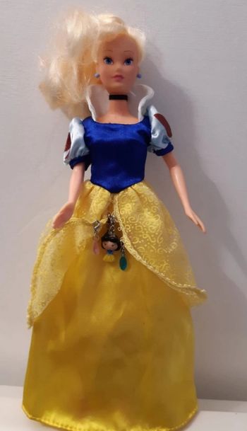 Poupée blanche neige 