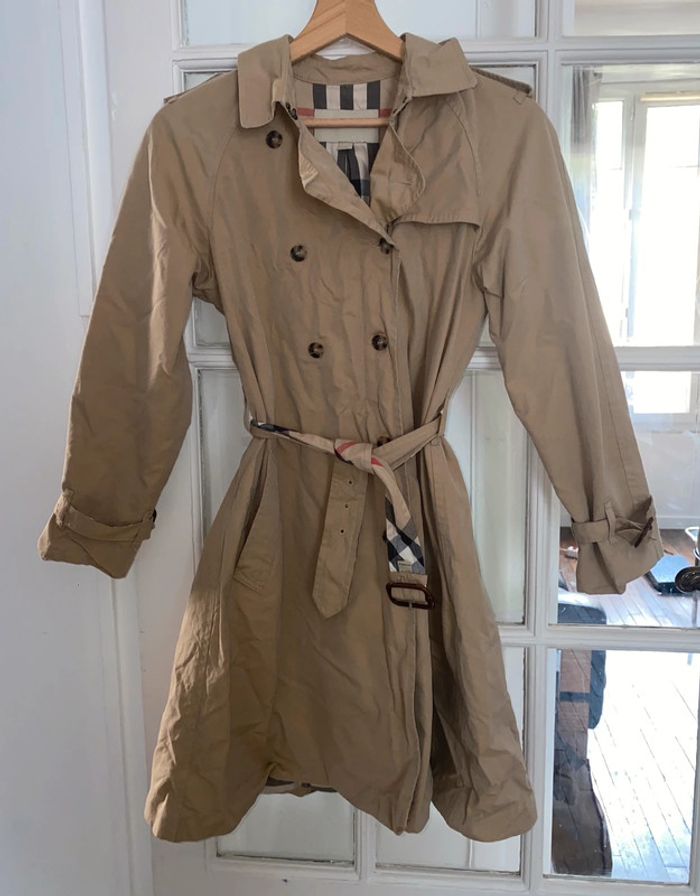 Trench burberry  14 ans (peut aussi convenir à un 34, petit 36) Valeur 900 euros