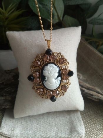 Collier pendentif camée avec n'acre naturelle