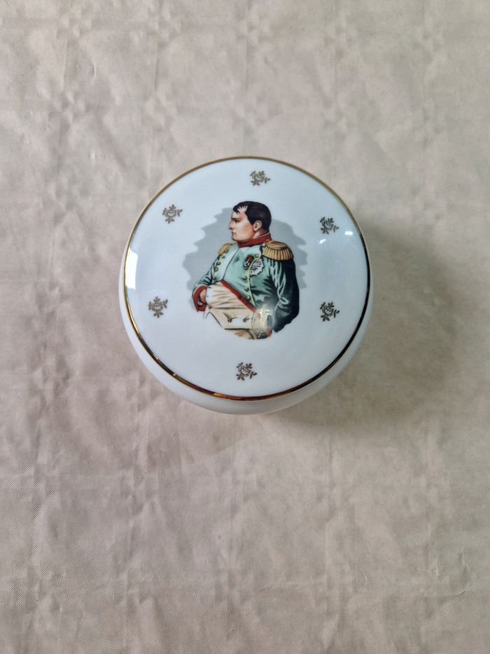 Petite bonbonnière en porcelaine  , Napoléon - photo numéro 2