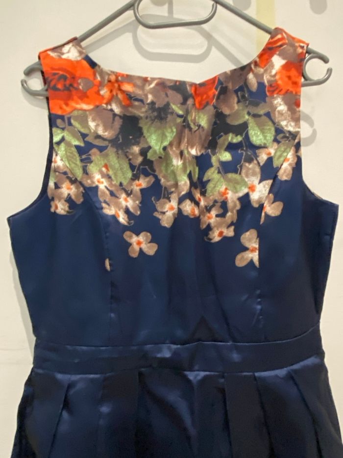 Robe mi longue bleu et fleurs - photo numéro 2