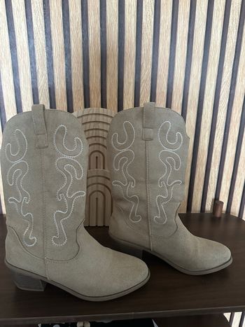 Bottes avec broderie 