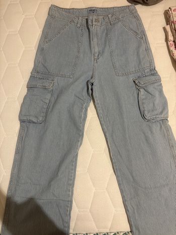 Pantalon bleu à rayures blanches