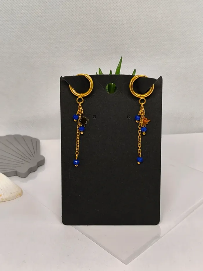 Boucles d'oreilles dorées étoile polaire et perles bleues marines