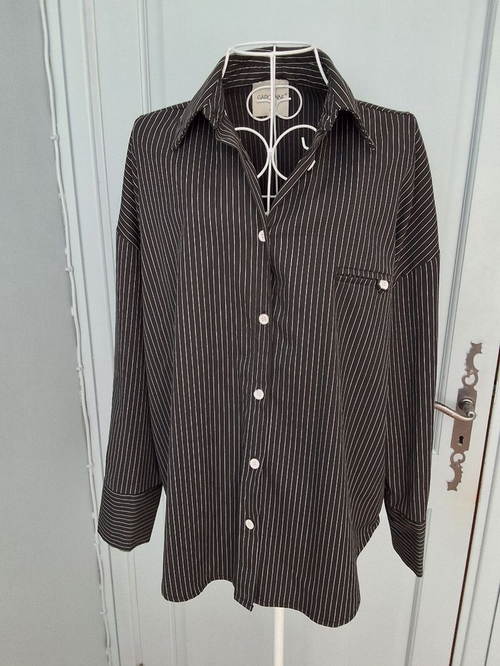 Chemise longue et large,  couleur noir rayures blanches, taille S/M