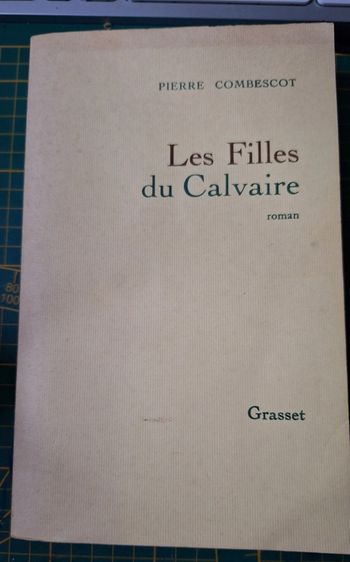 Livre "les filles du calvaire" en bon état car la couverture papier est un peu "tâché'