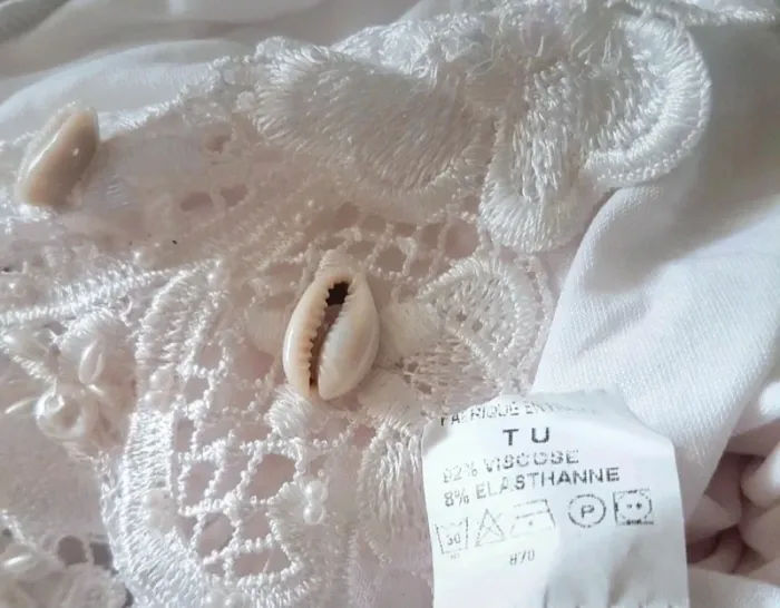 Haut forme cache coeur volanté dos broderie coquillages Taille 38/40 Neuf - photo numéro 7