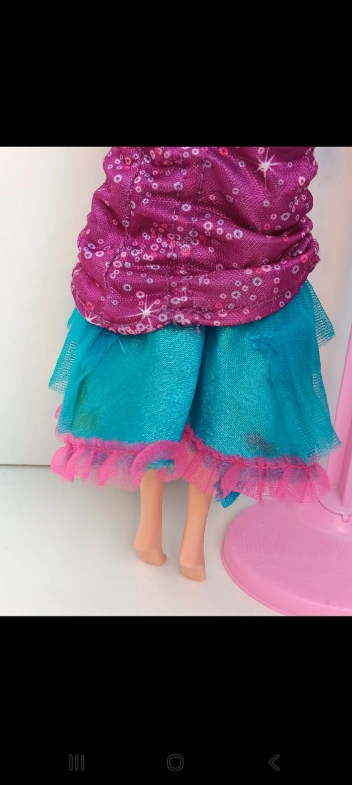 Poupée mattel barbie Secret des Fées 
En tirant sur la ficelle à l'arrière de la Poupée elle se change. - photo numéro 8