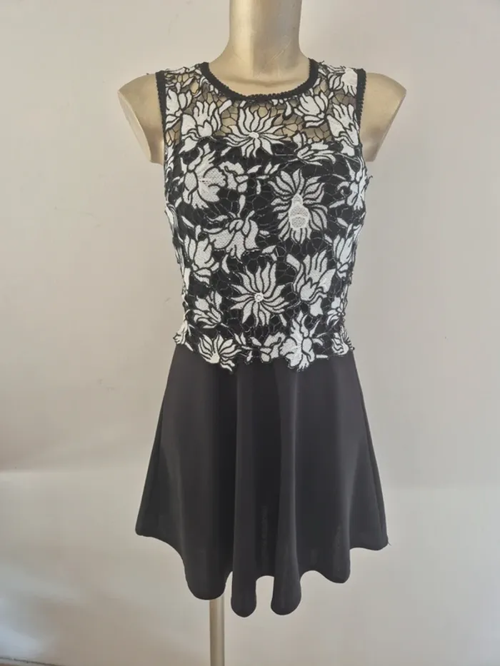 Robe légère noire et blanche - Taille S - Élégante & estivale"