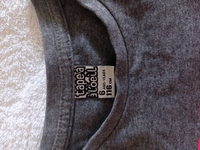 Pull manche courte couleur gris avec motif dessus fluo voir photos taille 6 ans marque tape à l'oeil 116 cm - photo numéro 4