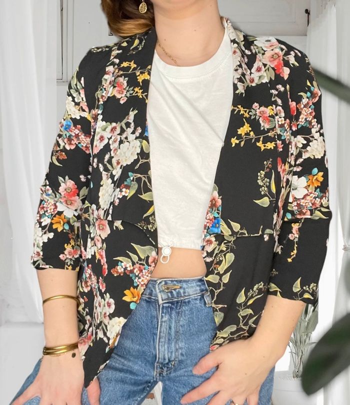 Blouse ouverte noire à fleurs Bershka taille M très bon état - photo numéro 3