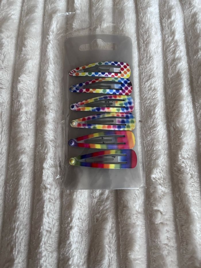 Pinces et élastiques pour cheveux neufs - photo numéro 2