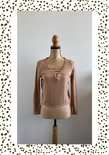 Pull léger col en V avec laçage marron H&M