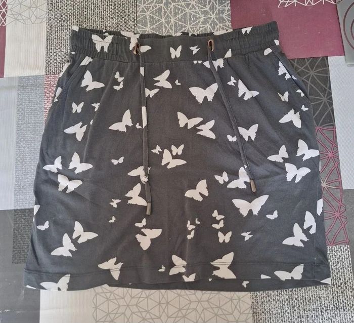 belle Jupe de saison taille 36 - photo numéro 2