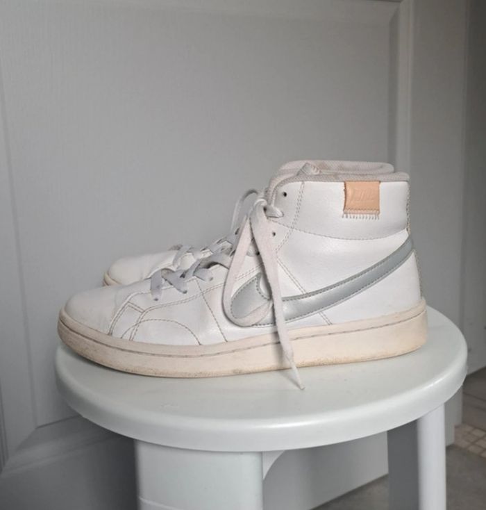 Nike Baskets Court Royale 2 Mid Femme