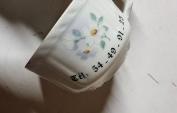 tasse publicitaire en porcelaine blanche fleurie vintage