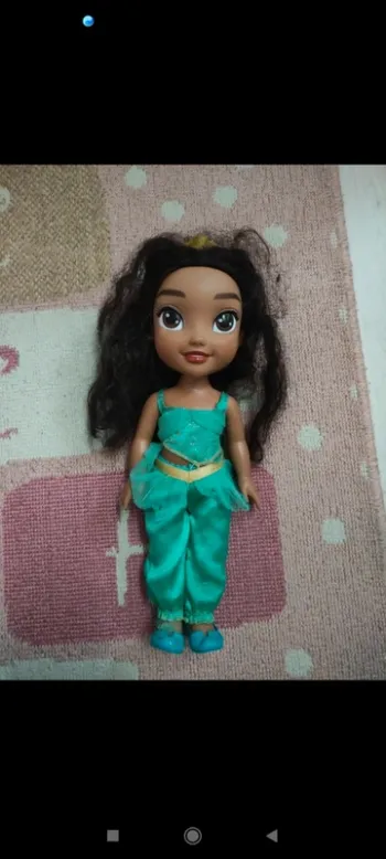 Très belle poupée Disney jasmine 35cm environ en très bon état