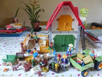 lot playmobils la grande ferme + persos  et accessoires