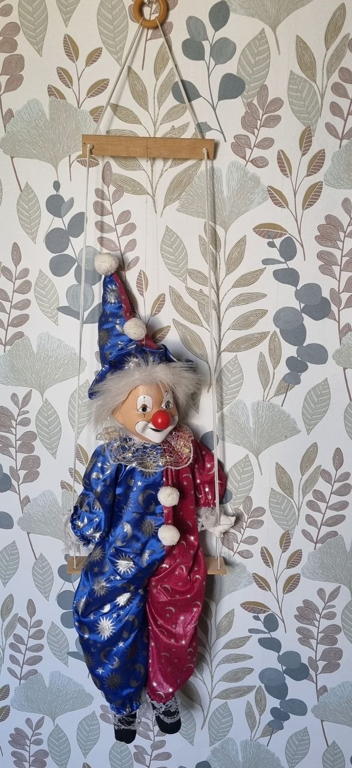 Clown marionnette sur balançoire - photo numéro 2