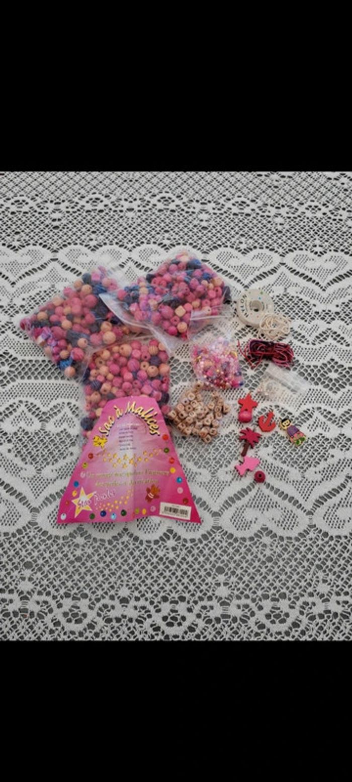 🩷 Lot de perle en bois coloré et autres accessoires